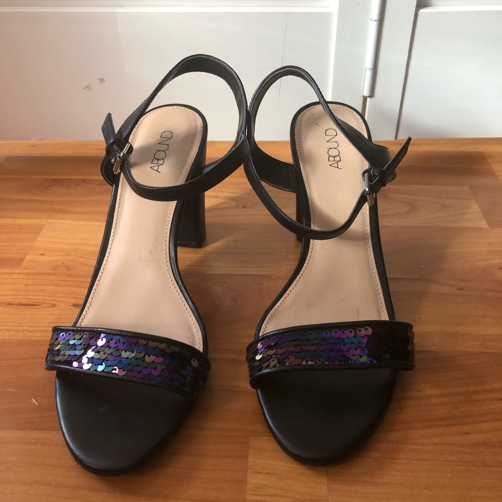 Black heel with multi color sequence